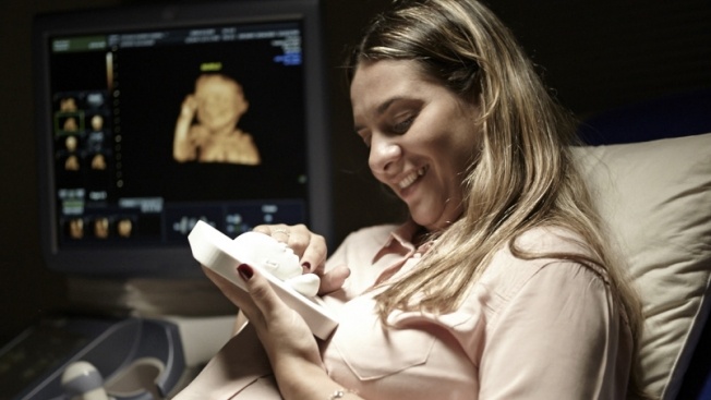 huggies-3d-fetus-blind-ultrasound-mom